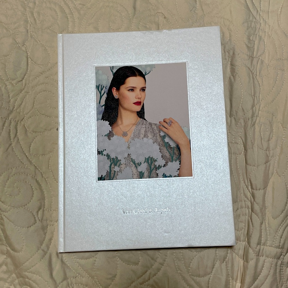 Van Cleef & Arpels Holiday Book 2024